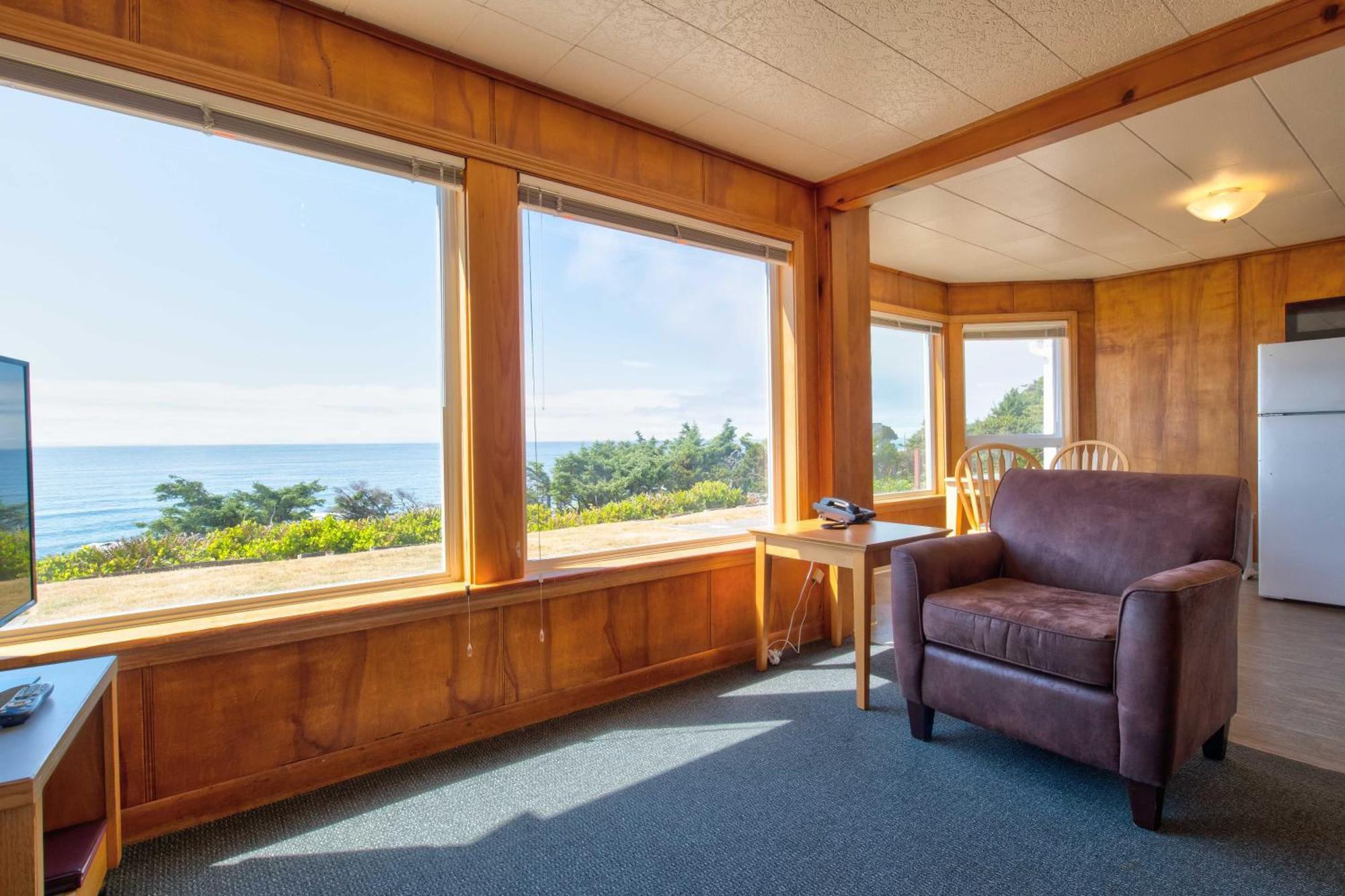 Hotel Ester Lee Oceanview 2*